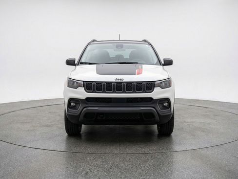 Used 2025 Jeep Compass Trailhawk AWD/4WD image 2