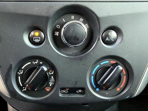 Used 2015 Nissan Versa SV FWD image 18
