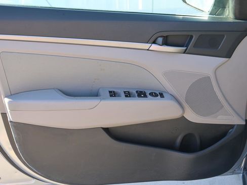 Used 2017 Hyundai Elantra SE image 21