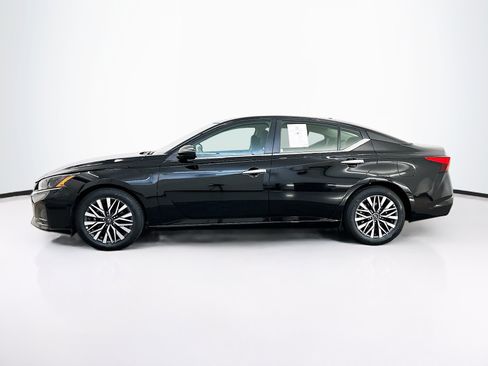 Used 2025 Nissan Altima 2.5 SV FWD image 4