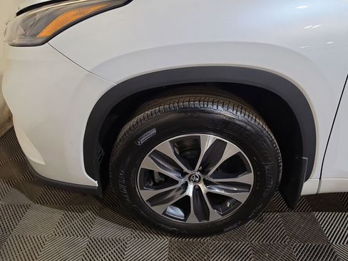 Used 2023 Toyota Highlander XLE AWD/4WD image 19