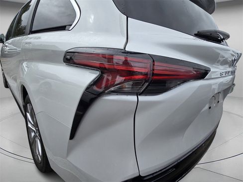 Used 2023 Toyota Sienna Platinum image 7