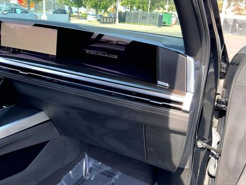 Used 2025 Cadillac Escalade Premium Luxury image 18