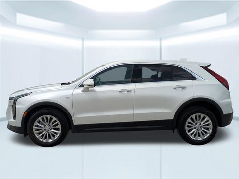 Used 2024 Cadillac XT4 Luxury w/ Cold Weather Package FWD image 2