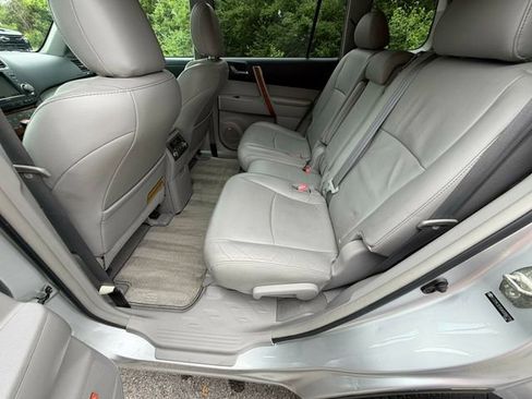 Used 2010 Toyota Highlander Limited FWD image 28