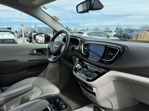 Used 2017 Chrysler Pacifica Touring-L image 18