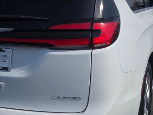 Certified 2023 Chrysler Pacifica Limited image 13