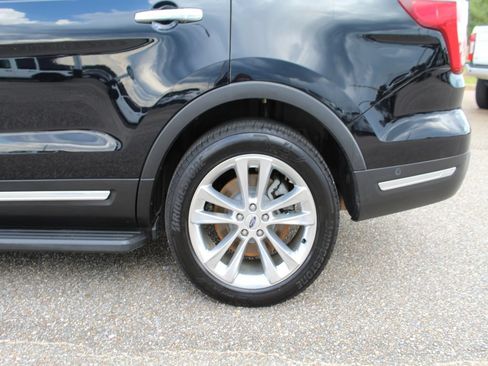Used 2018 Ford Explorer Limited w/ Equipment Group 301A FWD image 21