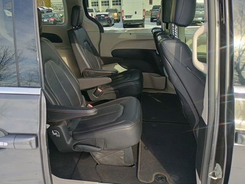 Used 2019 Chrysler Pacifica Touring-L Plus image 16