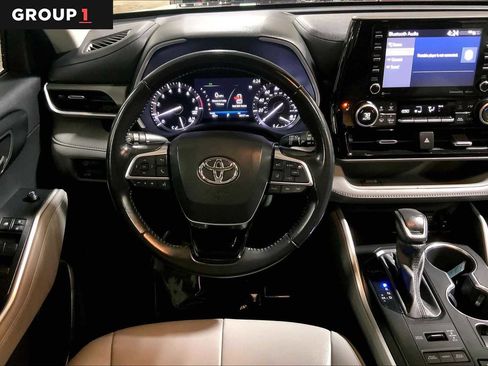 Certified 2021 Toyota Highlander XLE image 6