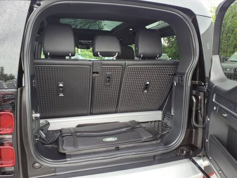 Certified 2023 Land Rover Defender 90 SE AWD/4WD image 13