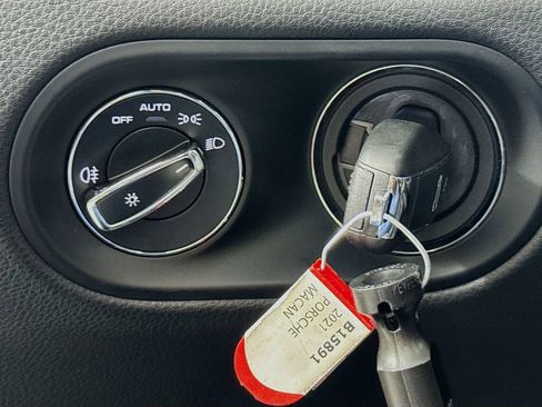 Used 2021 Porsche Macan image 17