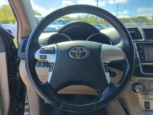 Used 2013 Toyota Highlander SE image 16