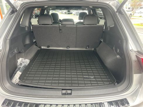 Used 2024 Volkswagen Tiguan SE R-Line AWD/4WD image 18