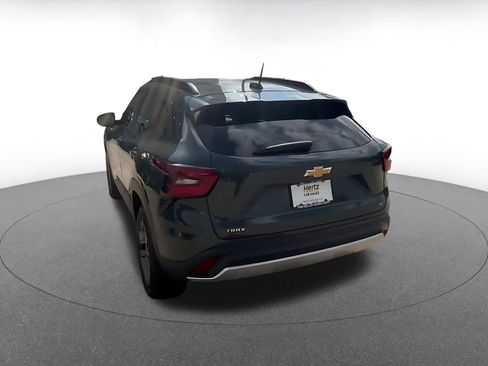 Used 2025 Chevrolet Trax LT FWD image 11
