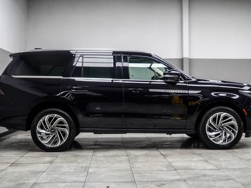 Used 2025 Lincoln Navigator Reserve AWD/4WD image 7