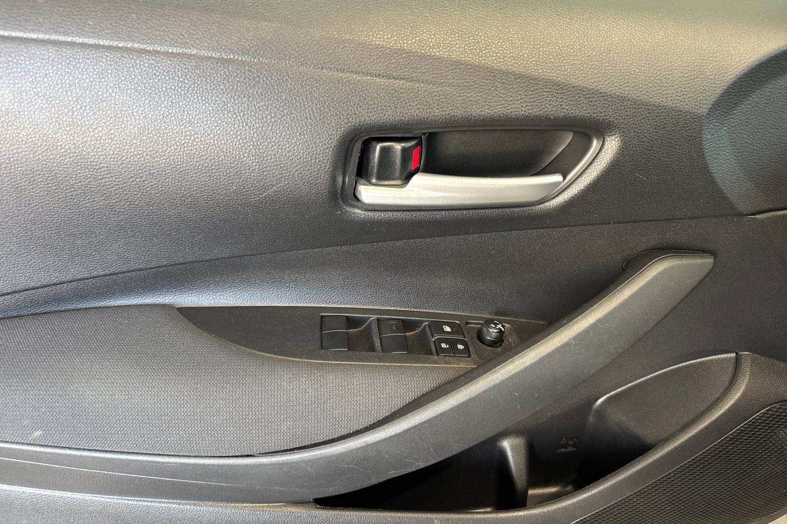Used 2020 Toyota Corolla LE FWD image 12