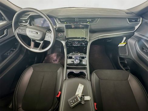 New 2025 Jeep Grand Cherokee L Altitude image 10