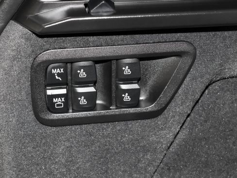 Used 2025 BMW X7 M60i image 28