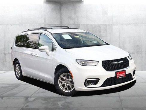 Used 2022 Chrysler Pacifica Touring-L FWD image 2
