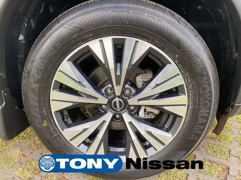 Used 2023 Nissan Rogue SV FWD image 9