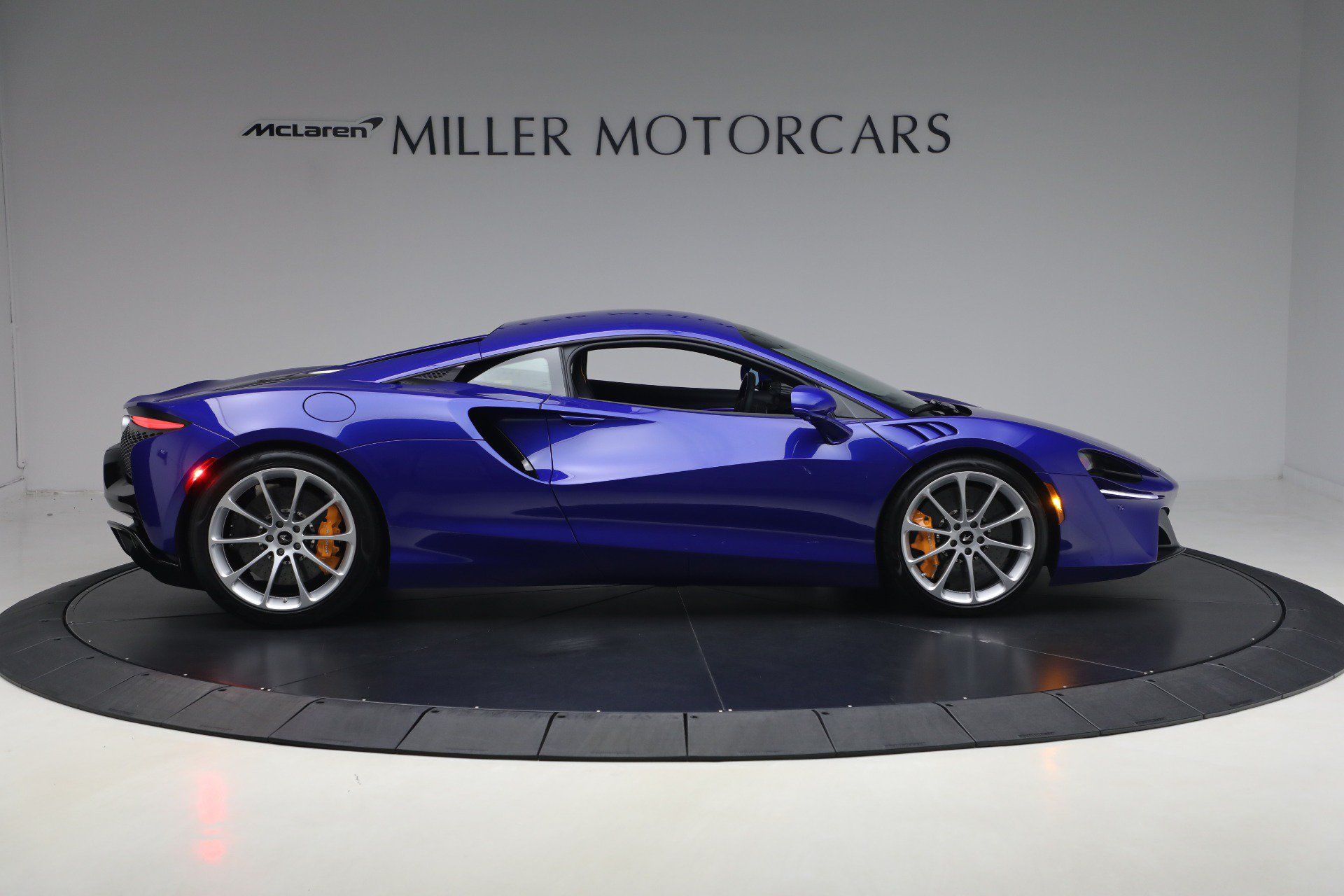 Used 2024 McLaren Artura RWD image 9