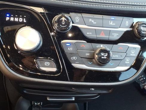New 2027 Chrysler Pacifica Select FWD image 8
