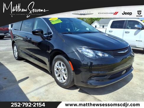 Used 2022 Chrysler Voyager LX FWD image 1
