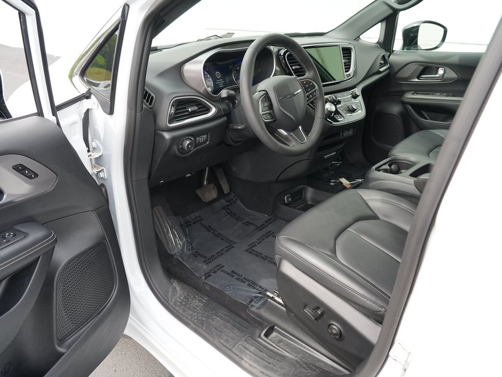 Used 2025 Chrysler Pacifica Select FWD image 13