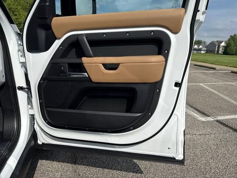 Used 2025 Land Rover Defender 130 X-Dynamic SE image 18