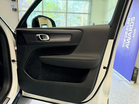 Used 2021 Volvo XC40 T4 R-Design w/ Advanced Package image 25