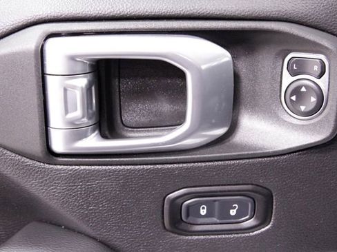 Used 2022 Jeep Wrangler Unlimited Sahara image 21