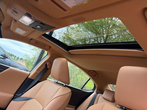 Used 2022 Lexus ES 300h w/ Premium Package FWD image 5