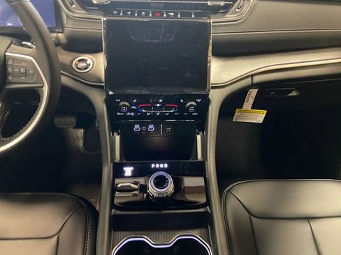 New 2025 Jeep Grand Cherokee Limited w/ Black Appearance Package image 11
