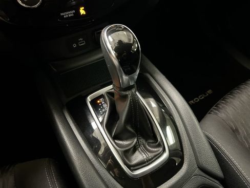 Used 2020 Nissan Rogue SV FWD image 17