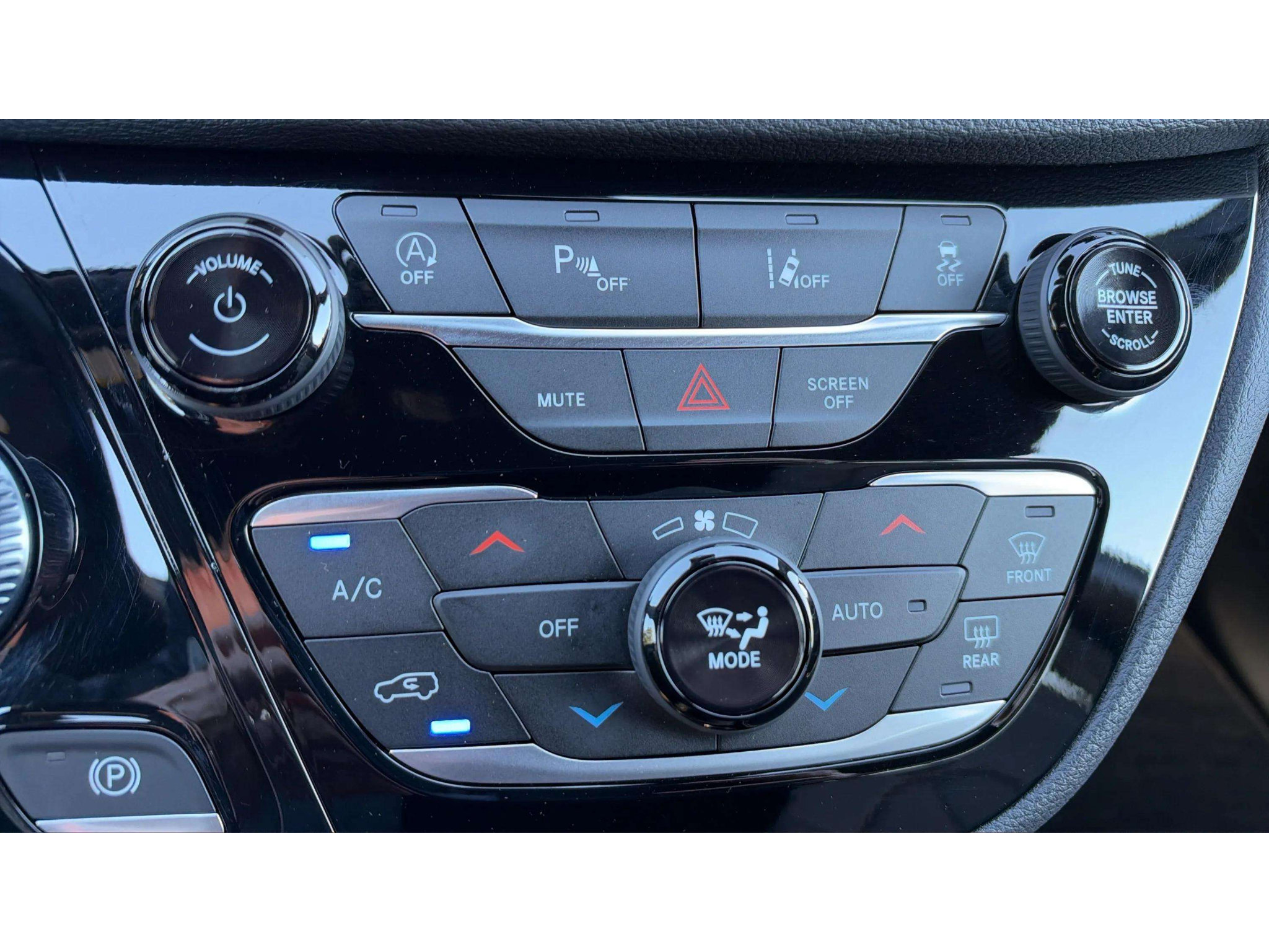 Used 2025 Chrysler Pacifica Limited FWD image 25