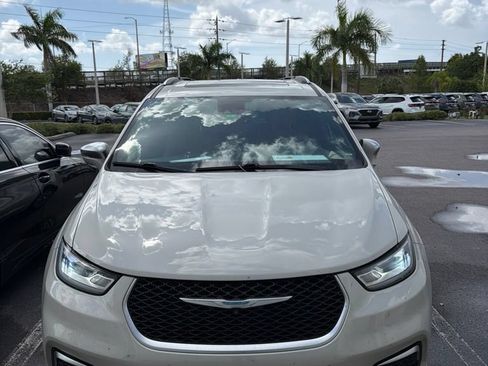 Used 2021 Chrysler Pacifica Pinnacle FWD image 1