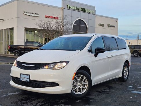 New 2026 Chrysler Voyager LX image 2