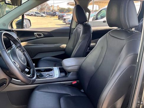 Used 2025 Kia Carnival image 8