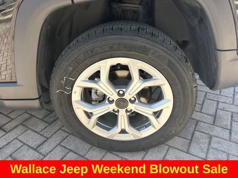 Certified 2025 Jeep Compass Latitude AWD/4WD image 10