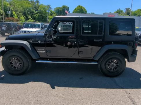 Used 2017 Jeep Wrangler Unlimited Sport w/ Connectivity Group AWD/4WD image 5