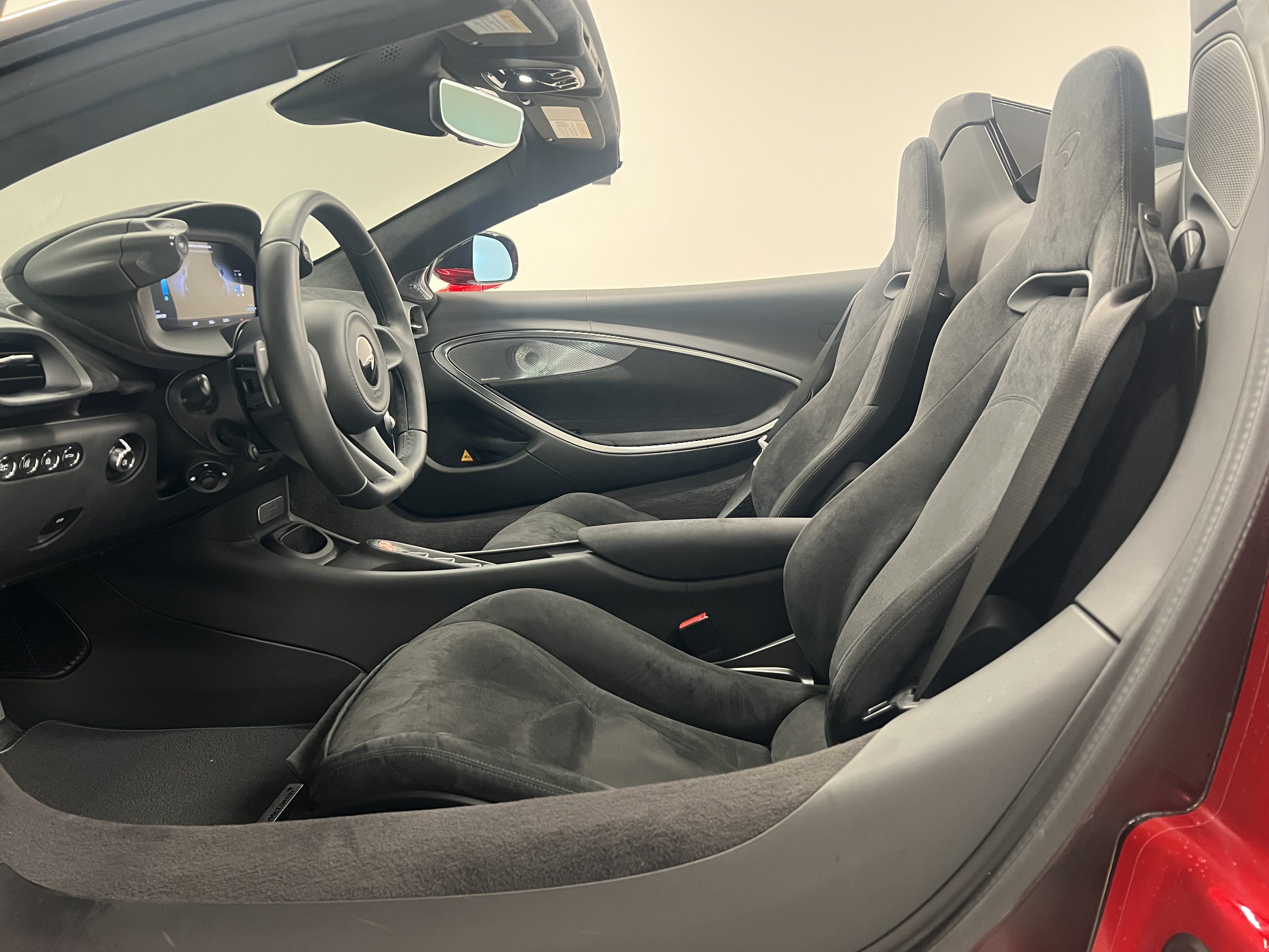 Used 2025 McLaren Artura Spider RWD image 15