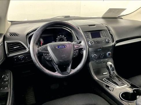 Used 2017 Ford Edge SE FWD image 3