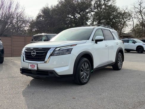 Used 2025 Nissan Pathfinder SV image 7