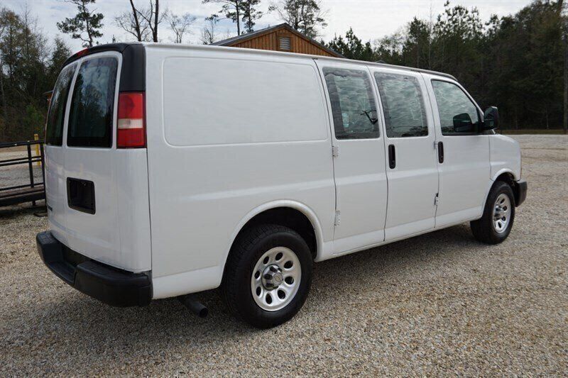 Used 2010 Chevrolet Express 1500 RWD image 12