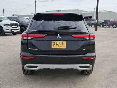 Used 2024 Mitsubishi Outlander SE image 4