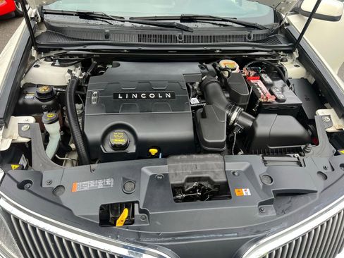 Used 2013 Lincoln MKS AWD image 27
