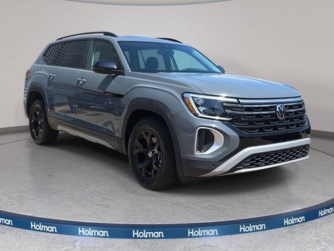 Used 2024 Volkswagen Atlas Peak Edition SE AWD/4WD image 4