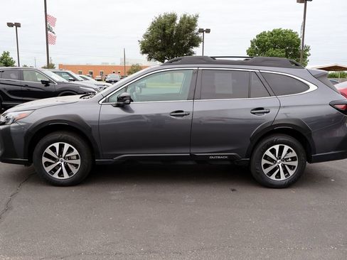 Used 2025 Subaru Outback Premium AWD/4WD image 2