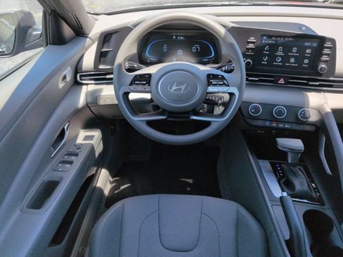 Certified 2025 Hyundai Elantra SE FWD image 15